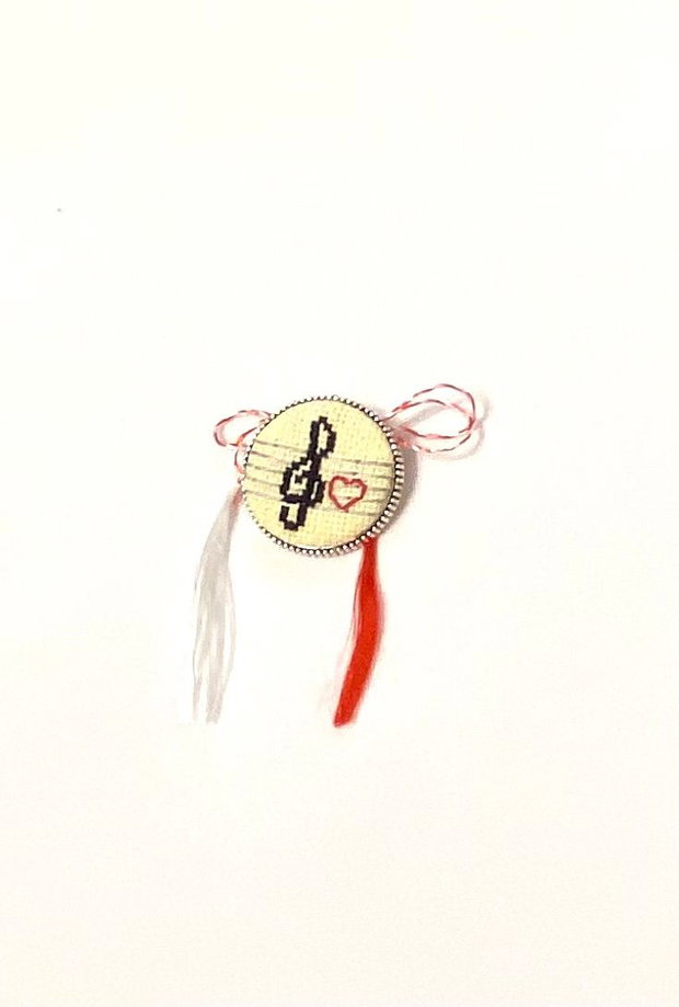 Brosa , martisor cu broderie manuala - cheia sol pe portativ