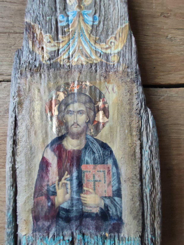 Icoană pe lemn vechi -artă sacră cu suflet rustic