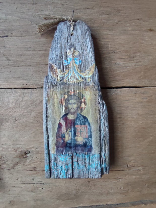 Icoană pe lemn vechi -artă sacră cu suflet rustic