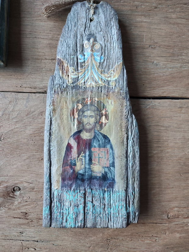 Icoană pe lemn vechi -artă sacră cu suflet rustic