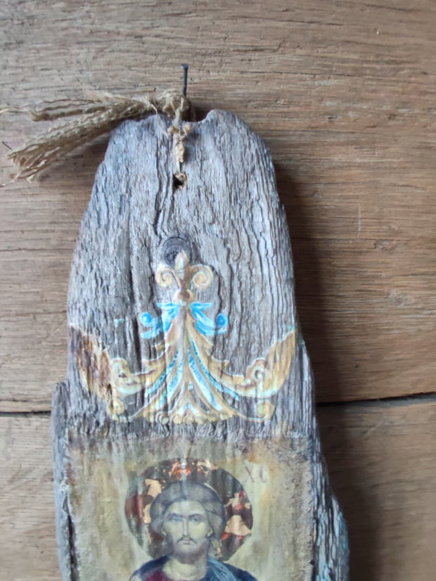 Icoană pe lemn vechi -artă sacră cu suflet rustic