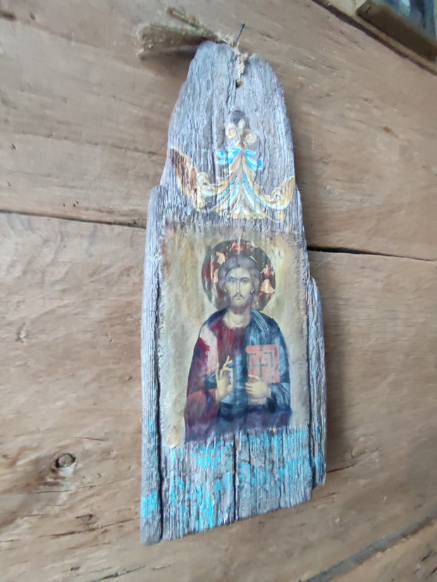 Icoană pe lemn vechi -artă sacră cu suflet rustic