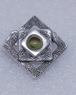 Broșă unicat din argint pur, cu design geometric compus din patrate suprapuse si un cabochon de sticla oliv