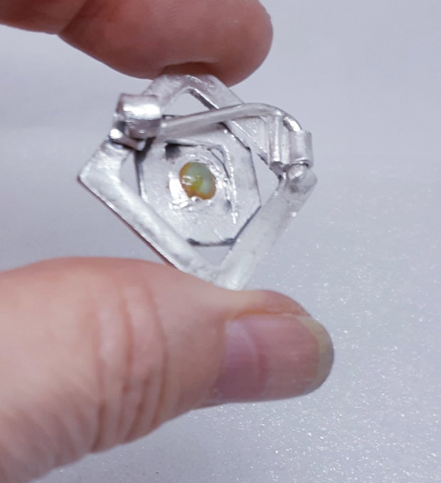 Broșă unicat din argint pur, cu design geometric compus din patrate suprapuse si un cabochon de sticla oliv