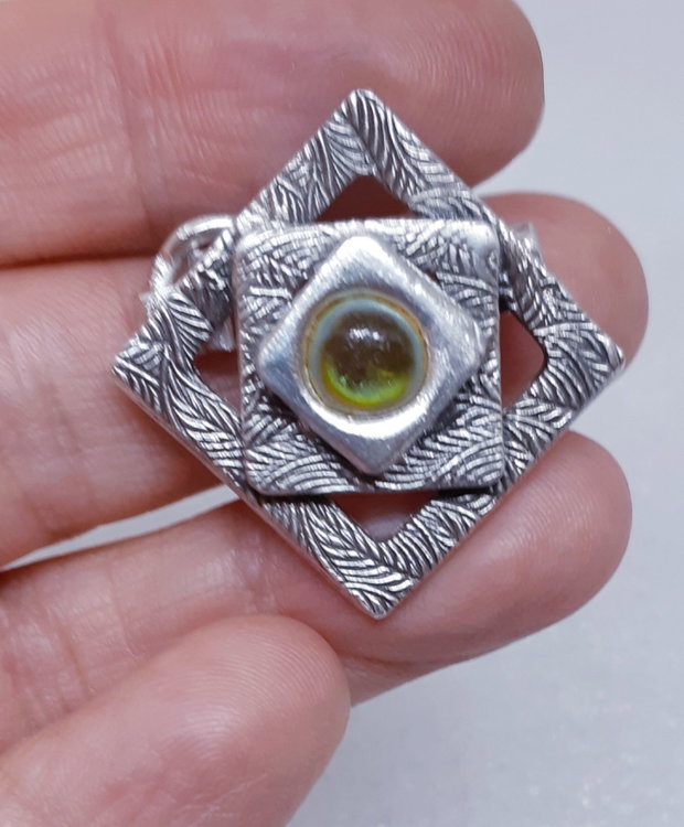 Broșă unicat din argint pur, cu design geometric compus din patrate suprapuse si un cabochon de sticla oliv
