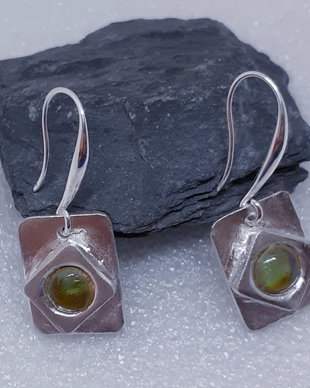 Cercei unicat din argint pur, cu design geometric compus dintr-un romb si un dreptunghi, cu un cabochon de sticla oliv