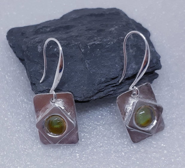 Cercei unicat din argint pur, cu design geometric compus dintr-un romb si un dreptunghi, cu un cabochon de sticla oliv
