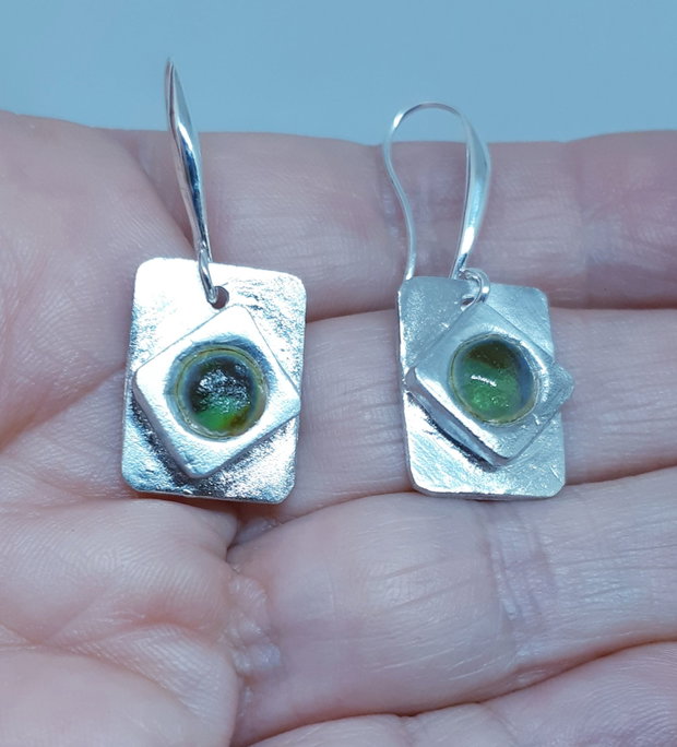 Cercei unicat din argint pur, cu design geometric compus dintr-un romb si un dreptunghi, cu un cabochon de sticla oliv
