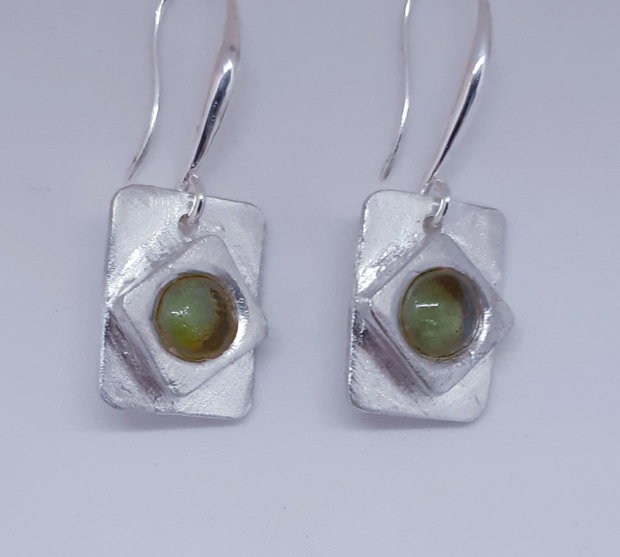 Cercei unicat din argint pur, cu design geometric compus dintr-un romb si un dreptunghi, cu un cabochon de sticla oliv