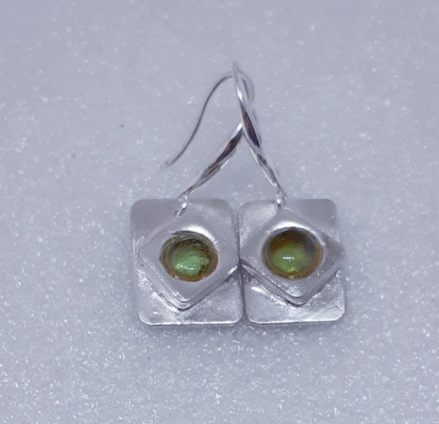 Cercei unicat din argint pur, cu design geometric compus dintr-un romb si un dreptunghi, cu un cabochon de sticla oliv