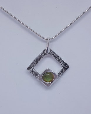 Pandantiv unicat din argint pur, cu design rombic si un cabochon de sticla oliv