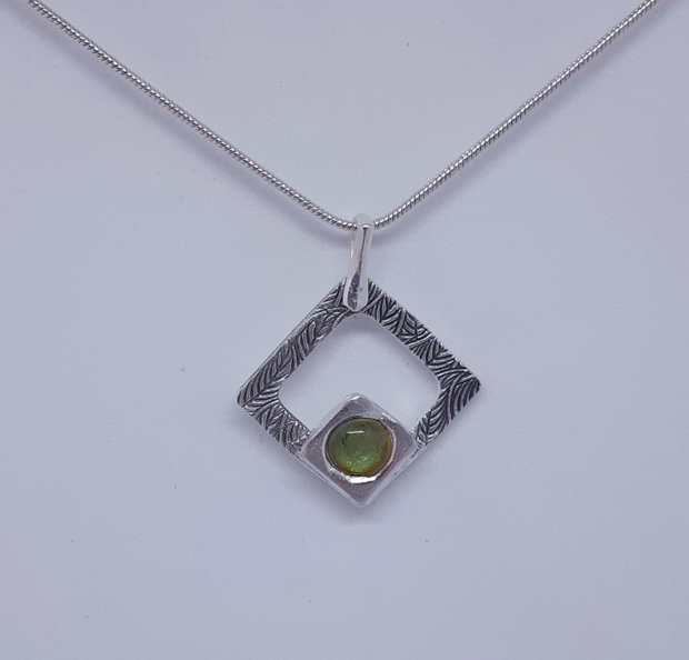Pandantiv unicat din argint pur, cu design rombic si un cabochon de sticla oliv