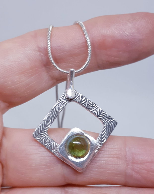 Pandantiv unicat din argint pur, cu design rombic si un cabochon de sticla oliv