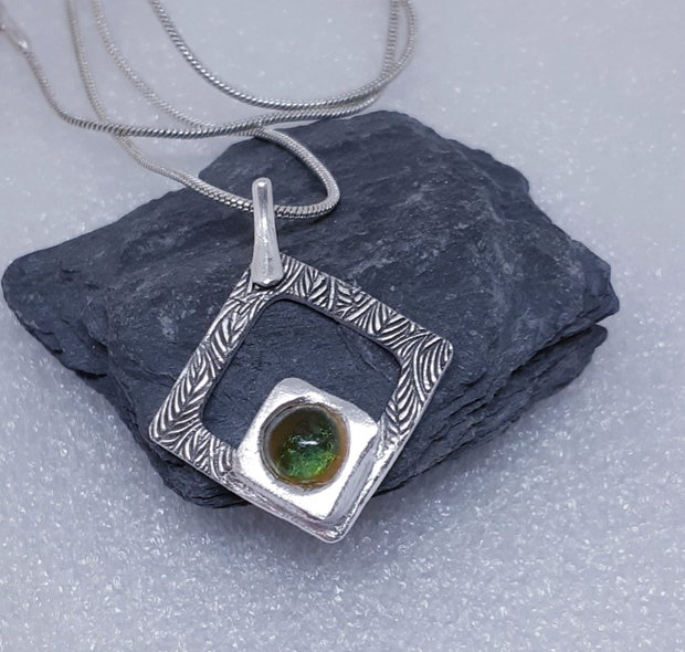 Pandantiv unicat din argint pur, cu design rombic si un cabochon de sticla oliv