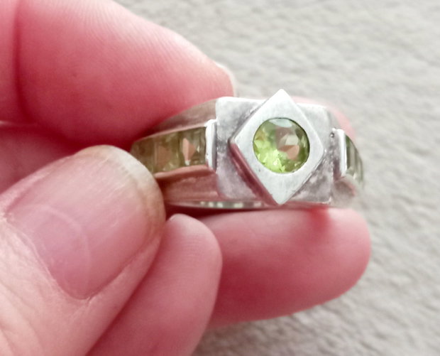 Inel din argint, cu design geometric si cristale de peridot