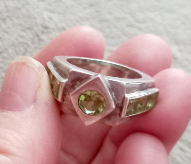 Inel din argint, cu design geometric si cristale de peridot