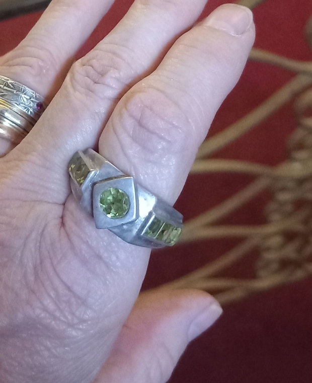 Inel din argint, cu design geometric si cristale de peridot