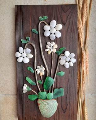 Tablou handmade pe lemn  Flori din pietre și sticlă de mare  Decor natural și cadou unicat