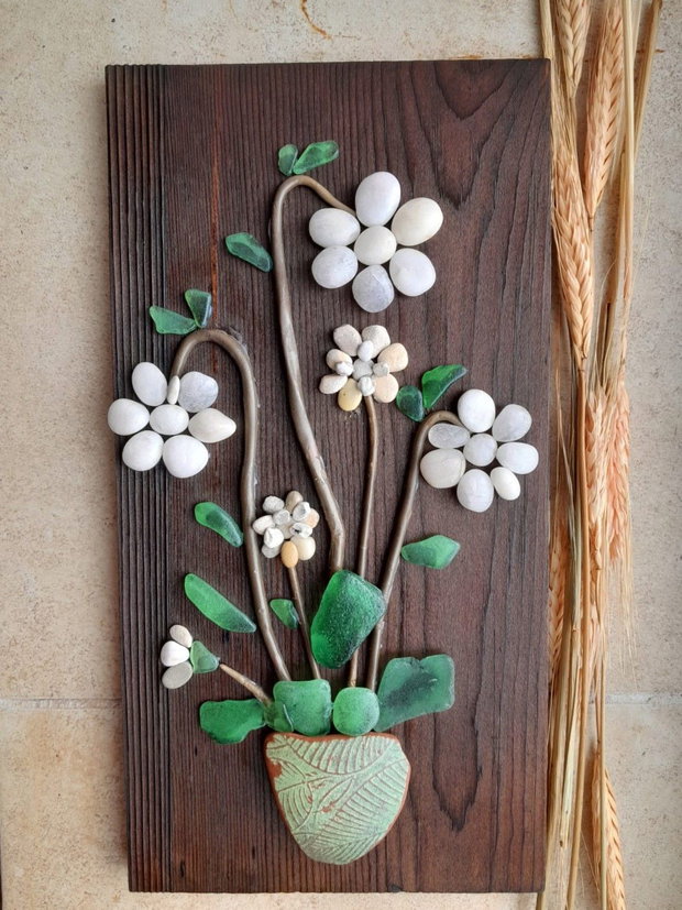 Tablou handmade pe lemn Flori din pietre și sticlă de mare Decor natural și cadou unicat