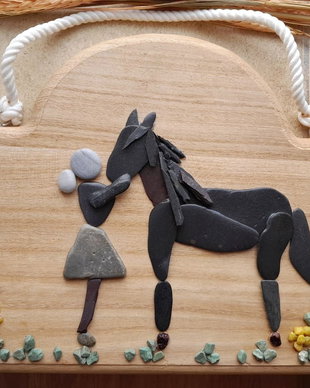 Tablou handmade pe lemn cu pietre  Cal și fetiță, decor rustic, cadou iubitor de cai