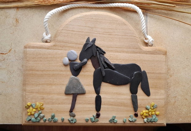 Tablou handmade pe lemn cu pietre Cal și fetiță, decor rustic, cadou iubitor de cai