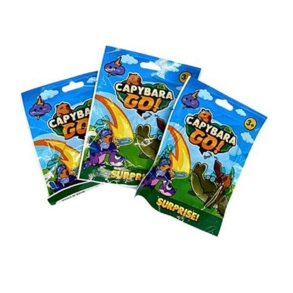 Set 3 Plicuri Surprise Capybara GO! cu Figurină 6 cm si cartonas colectionabil