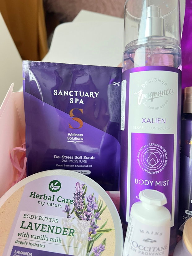 Set cadou pentru ea Provence Serenity | cutie cadou cu lavandă, ceai, lumânare și produse de îngrijire