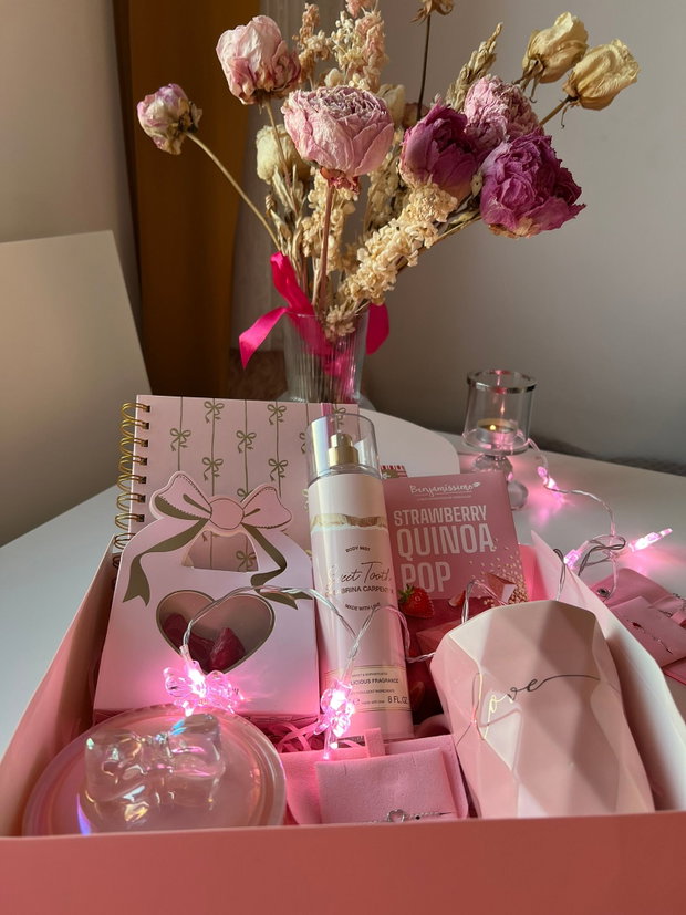 Set cadou pentru ea Sweet Rituel | cutie cadou roz cu cană, lumânare, ciocolată, brățară cu inimioară