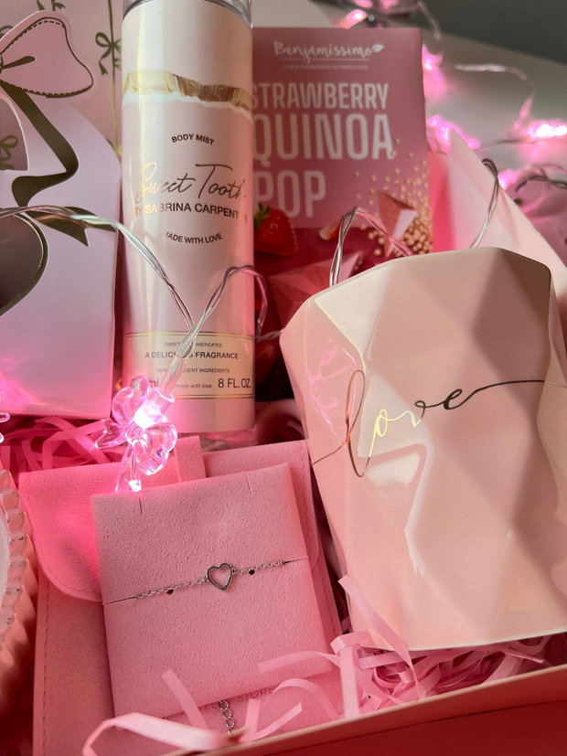 Set cadou pentru ea Sweet Rituel | cutie cadou roz cu cană, lumânare, ciocolată, brățară cu inimioară