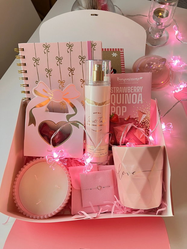 Set cadou pentru ea Sweet Rituel | cutie cadou roz cu cană, lumânare, ciocolată, brățară cu inimioară