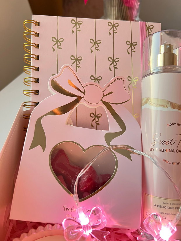 Set cadou pentru ea Sweet Rituel | cutie cadou roz cu cană, lumânare, ciocolată, brățară cu inimioară