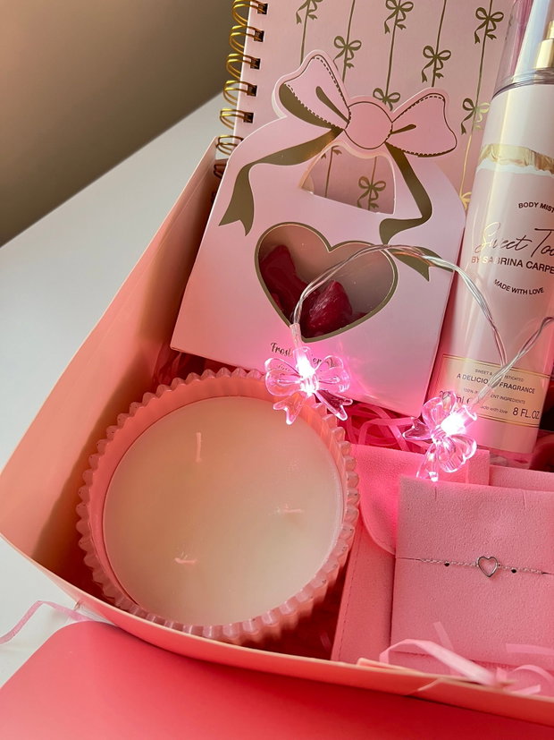 Set cadou pentru ea Sweet Rituel | cutie cadou roz cu cană, lumânare, ciocolată, brățară cu inimioară