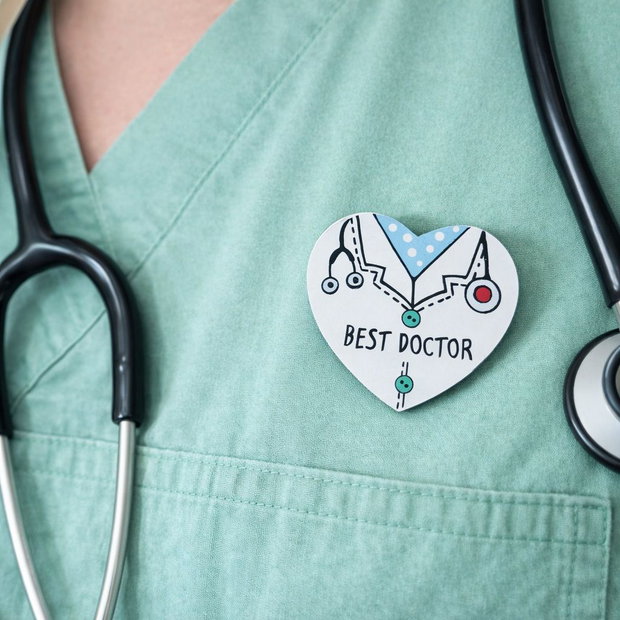 Martisor brosa pentru medic pictat manual handmade Best Doctor