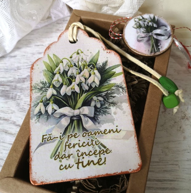Set cadou personalizat - semn de carte si martisor