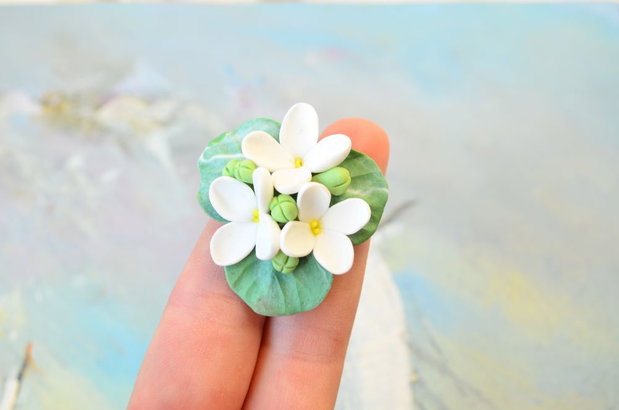 Liliacul alb- Brosa martisor