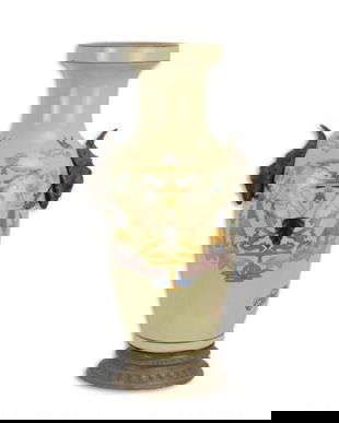 Vaza din portelan pictat cu soclu din bronz