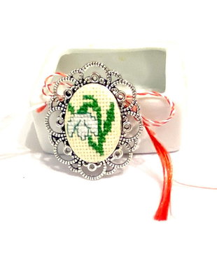 Brosa  , martisor  - ghiocel brodat manual