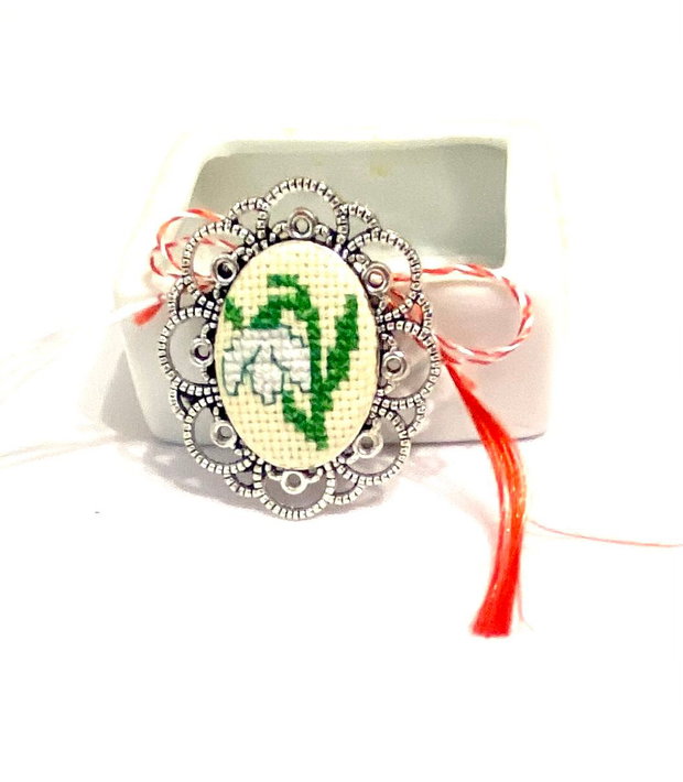 Brosa , martisor - ghiocel brodat manual