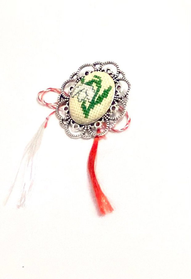 Brosa , martisor - ghiocel brodat manual