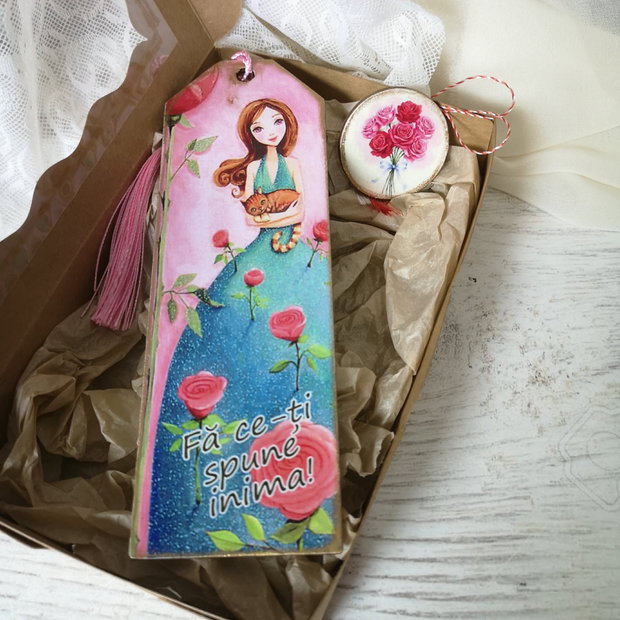Set cadou personalizat - semn de carte si martisor