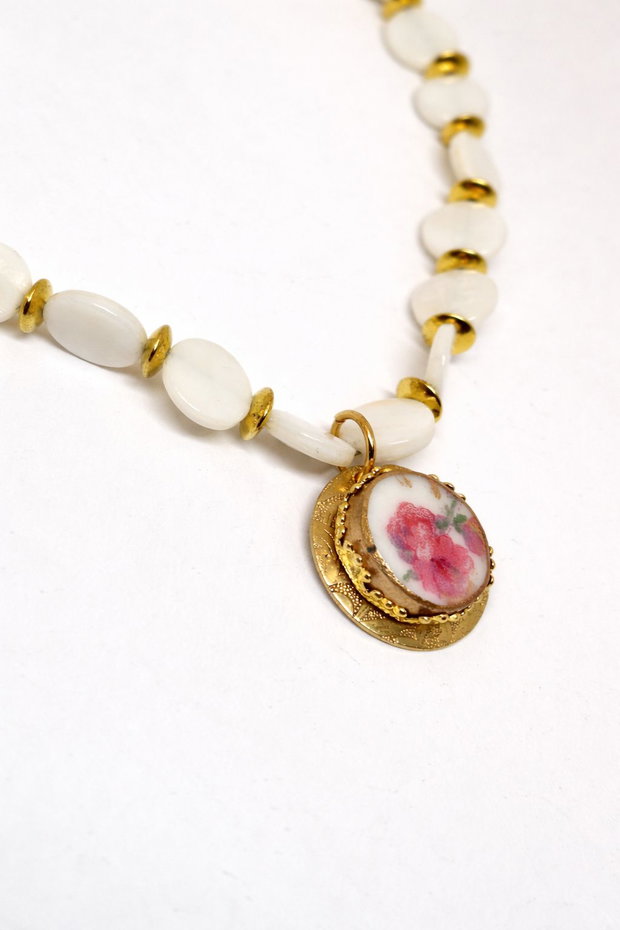 Colier "Sakura si Sidef" din fragment de portelan Limoges si banuti din sidef
