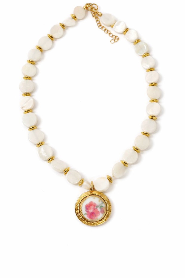 Colier "Sakura si Sidef" din fragment de portelan Limoges si banuti din sidef
