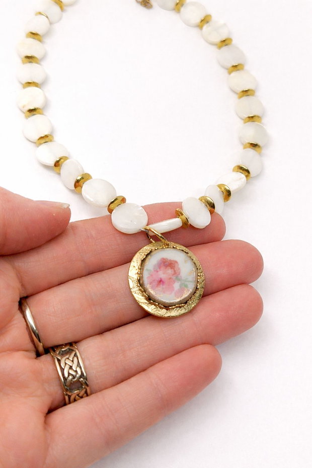 Colier "Sakura si Sidef" din fragment de portelan Limoges si banuti din sidef