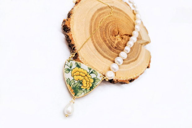 Colier "Triunghi de flori" din fragment de portelan Villeroy&Boch, perle de cultura si argint placat cu aur