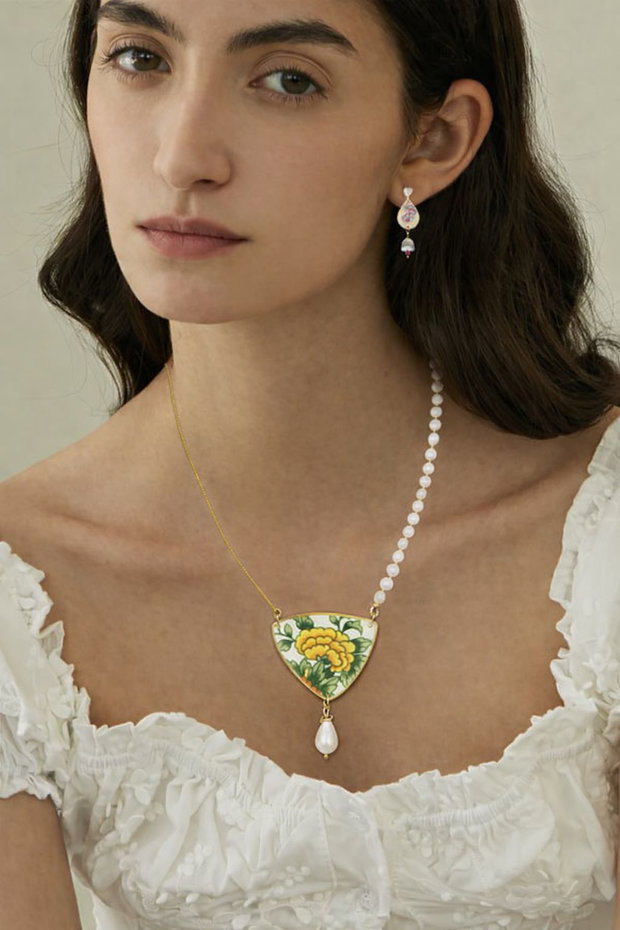 Colier "Triunghi de flori" din fragment de portelan Villeroy&Boch, perle de cultura si argint placat cu aur