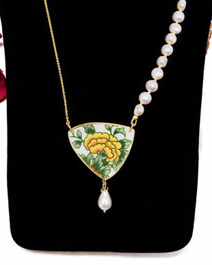Colier "Triunghi de flori" din fragment de portelan Villeroy&Boch, perle de cultura si argint placat cu aur