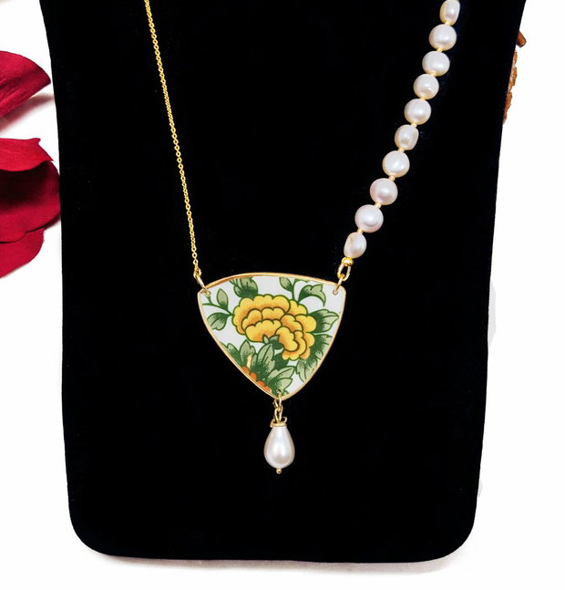 Colier "Triunghi de flori" din fragment de portelan Villeroy&Boch, perle de cultura si argint placat cu aur