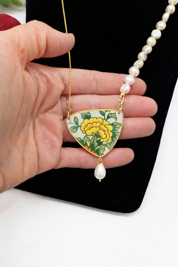 Colier "Triunghi de flori" din fragment de portelan Villeroy&Boch, perle de cultura si argint placat cu aur