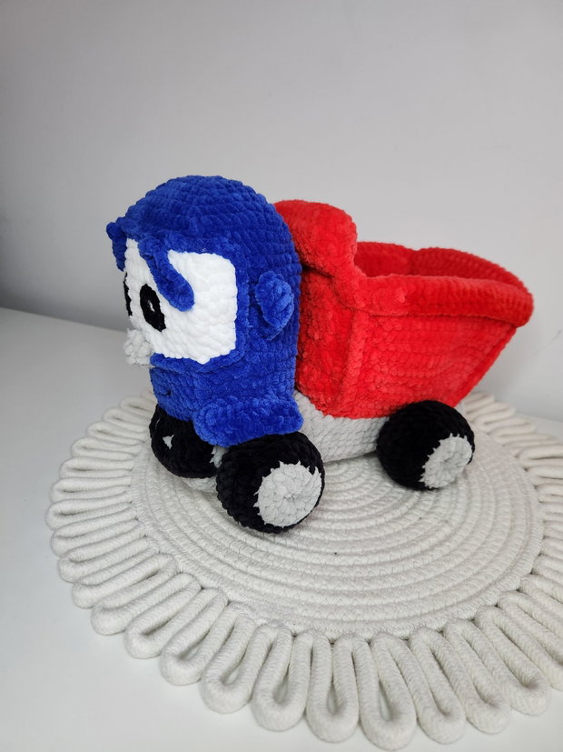 Camionul Leo crosetat