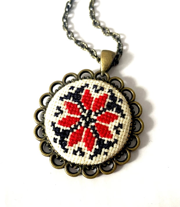 Colier cu broderie manuala - traditii